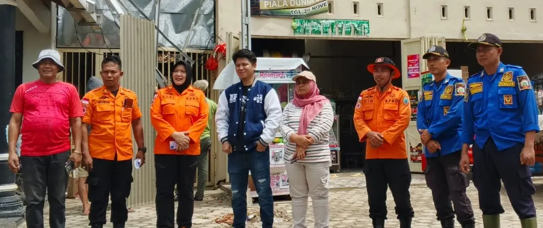 Bersama Basarnas Lampung, Anggota DPRD Lamsel Bayu Prasetyo SE., Gotong Bantu Benahi Rumah Warga Korban Puting Beliung