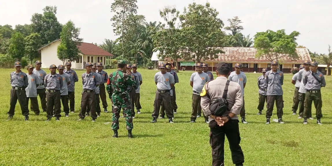 Dibekali Pengetahuan dan Ketrampilan, Sat Linmas Desa Mekar Karya Diminta Aktif dalam Kegiatan