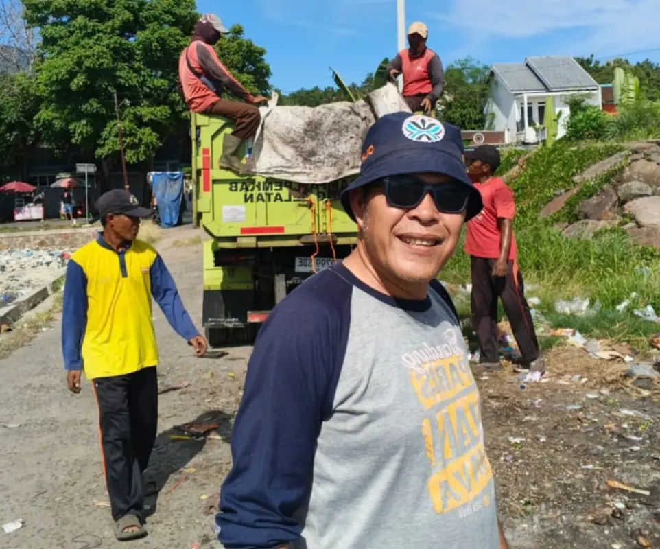 Dinilai Tak Becus Kerja, Plt. Kabid Persampahan DLH Lamsel Tetap Setia Bersihkan Kota Kalianda dari Sampah.