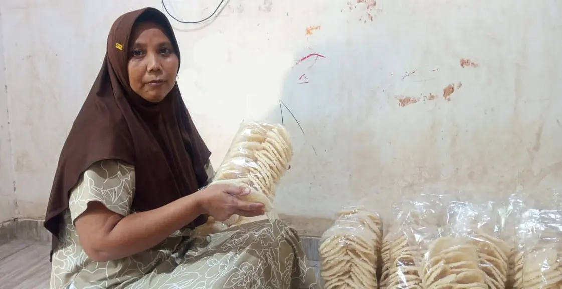 Ditangan Rumiati, Singkong Jadi  Cemilan Kerupuk “Eyek-Eyek” Gurih dan Renyah Cita Rasa Tradisional