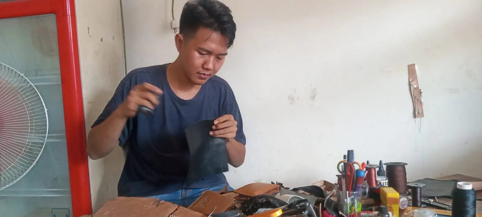 Mengukir Mimpi dengan Kulit: Dompet dan Tas Handmade Brand Lokal “Ellias” Sentuhan Tangan Kreatif Pemuda Lampung Timur