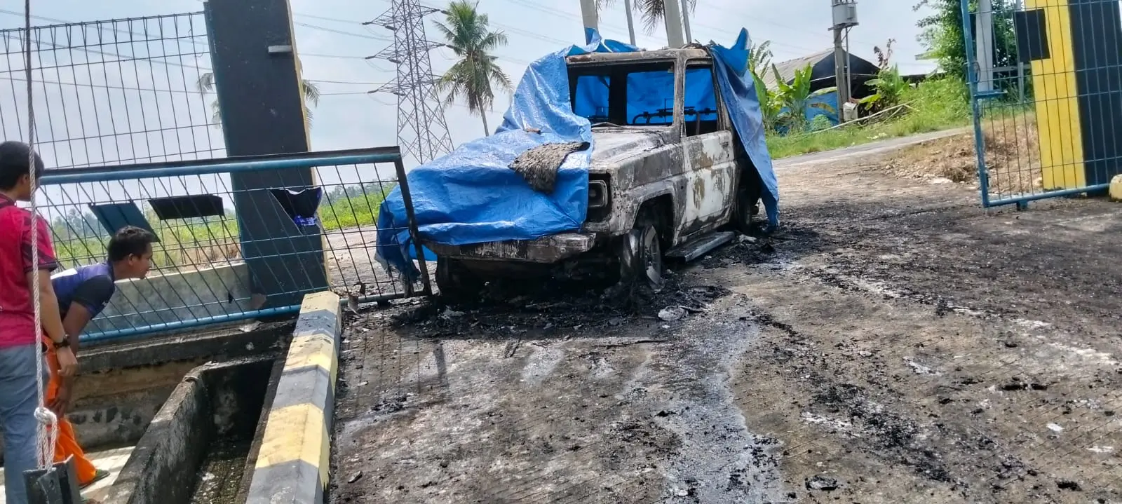 Mobil Pribadi Operator PLN Terbakar dan Tabrak Gerbang Gardu Induk Talang Baru kec Sidomulyo