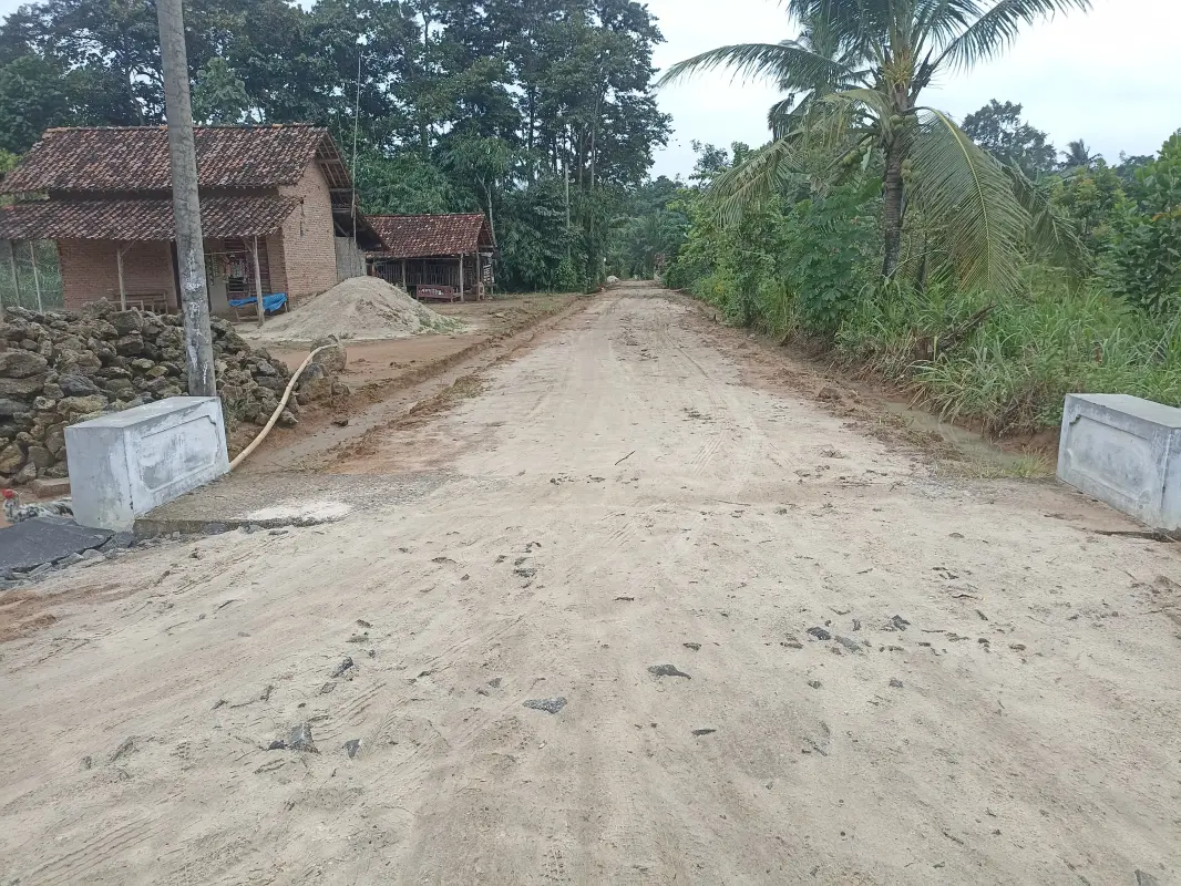 Pembangunan Jalan onderlagh Antar Dusun di Desa Karang Anom Akhirnya Rampung