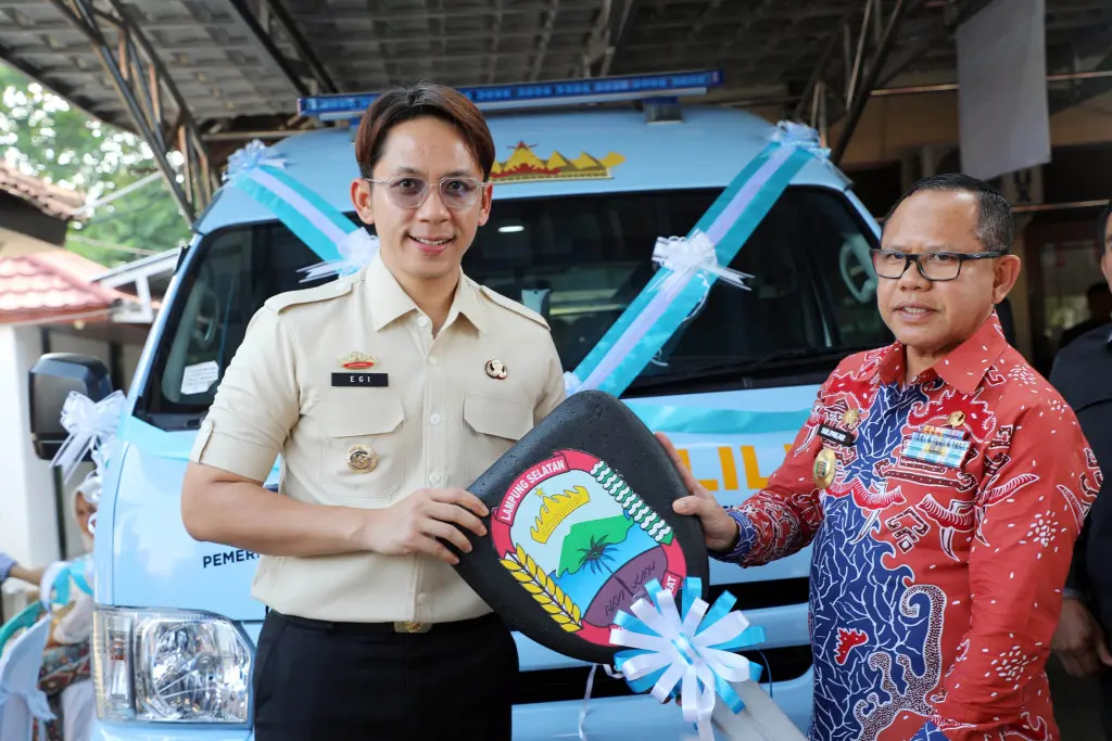 Pemkab Lamsel memberikan hibah satu unit mobil Samsat Keliling kepada Pemerintah Provinsi Lampung