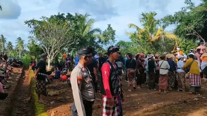Polsek Sekampung Udik Turunkan Personil Amankan Kegiatan Adat Ngaben Umat Hindu di Desa Sidorejo