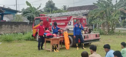 Damkar Lampung Selatan Kenalkan Peralatan Pemadam kepada 102 Siswa SMK YPI Al-Mubarak Sidomulyo