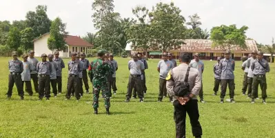 Dibekali Pengetahuan dan Ketrampilan, Sat Linmas Desa Mekar Karya Diminta Aktif dalam Kegiatan