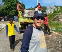 Dinilai Tak Becus Kerja, Plt. Kabid Persampahan DLH Lamsel Tetap Setia Bersihkan Kota Kalianda dari Sampah.