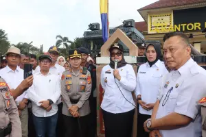 Kapolres Lampung Timur Pimpin Langsung Pengamanan Aksi Unjuk Rasa SPL Di Pemda Lampung Timur