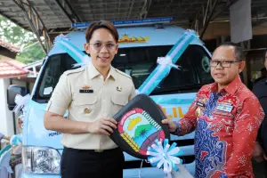 Pemkab Lamsel memberikan hibah satu unit mobil Samsat Keliling kepada Pemerintah Provinsi Lampung
