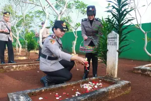 Polres Lampung Timur Gelar Upacara Ziarah Dalam Rangka Hari Bhayangkara Ke-80