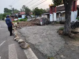 Relawan Pasukan Egi (Pasugi) Beserta Sahabat Tim Sariyanti (Sahabattimsar) perbaiki jalan Gang, Dusun 01, Desa Kota Dalam