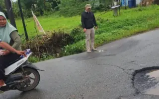Ruas Jalan Kota Dalam-Blimbing Sari Jebol dan Nyaris Putus, Anggota DPRD Lamsel Desak Pemprov Segera Lakukan Perbaikan