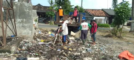 Sukseskan Lomba Desa di Candipuro, DLH Lamsel Diterjunkan Puluhan Personel Sapu Bersih Pasar Tradisional Rawa Selapan Lampung Selatan