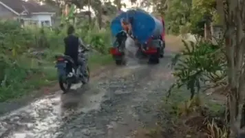 Warga Rekam Video: Penyiraman Debu PT Wongsool Buat Jalan Berbecek, Dan Tidak Masuk Akal